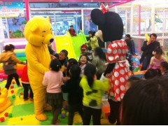 久洲游樂淘氣堡樂園是如何幫助孩子前庭系統功能發展的呢？-- 溫州久洲游樂設備有限公司