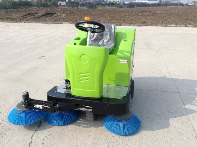 施帝威 企業(yè)使用電動駕駛式掃地車-- 武漢善潔環(huán)保設(shè)備有限公司