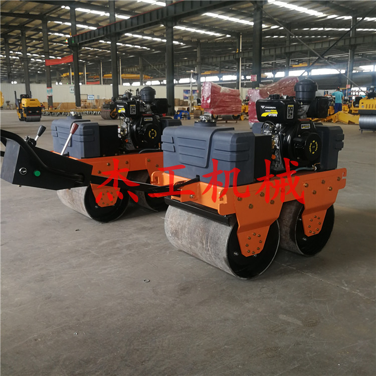 手扶式雙輪小型壓路機(jī) 雙驅(qū)振動(dòng)手扶振動(dòng)碾 液壓系統(tǒng)壓路機(jī)-- 山東省杰工機(jī)械設(shè)備有限公司
