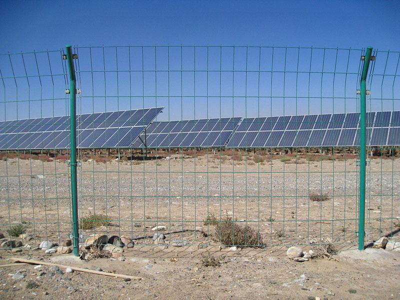 光伏區(qū)管理圍欄 太陽能光伏發(fā)電站基礎(chǔ)防護圍欄網(wǎng)-- 安平縣源諾金屬絲網(wǎng)制造有限公司