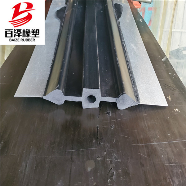 中埋式鋼邊橡膠止水帶 衡水鋼邊橡膠止水帶產(chǎn)品牢靠支持定制-- 景縣百澤工程橡塑有限公司
