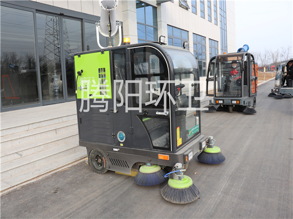 山東騰陽環(huán)衛(wèi)TY-2000型電動駕駛式掃地車-- 山東騰陽環(huán)衛(wèi)設(shè)備有限公司